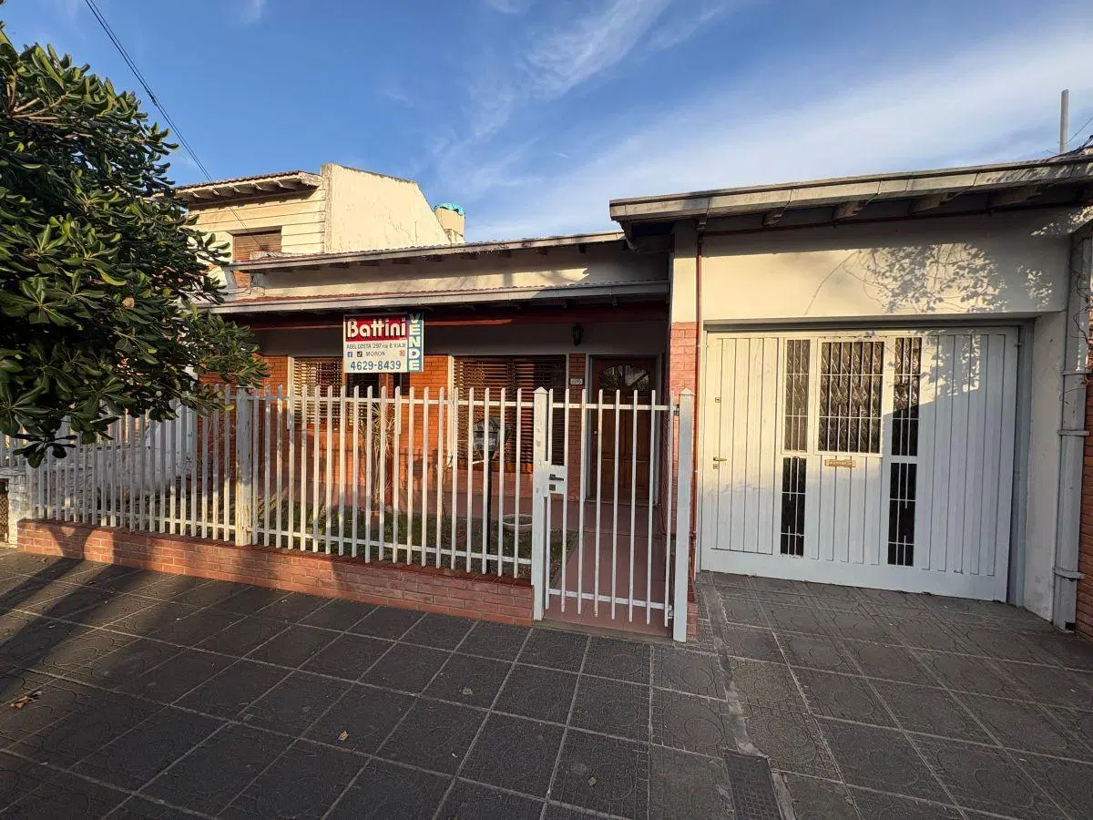 Chalet 3 Ambientes en Venta - Apto Crédito - Parque - Quincho con Parrilla - 247m2 - Castelar Centro 2