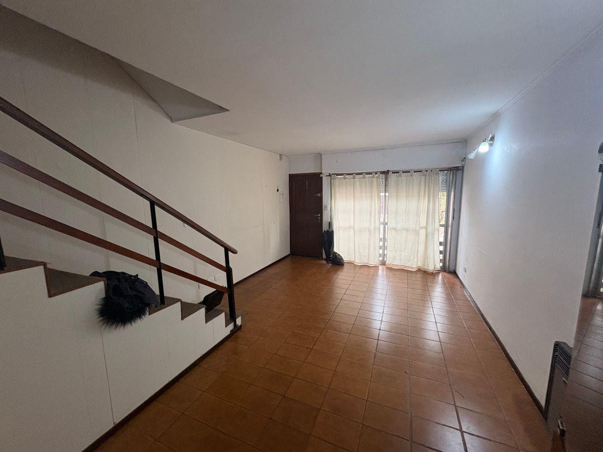 Foto de Triplex 4 Ambientes en Alquiler - Excelente ubicación - Cochera Cub, imagen 3