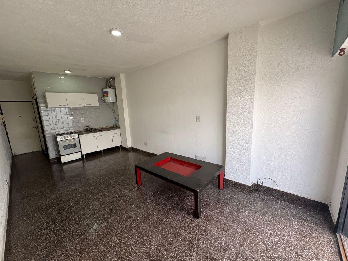Foto de Departamento Monoambiente con Patio en Alquiler - Sin Expensas - Buena, imagen 2