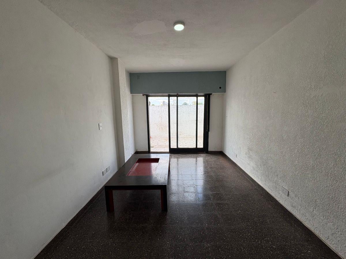 Foto de Departamento Monoambiente con Patio en Alquiler - Sin Expensas - Buena, imagen 3