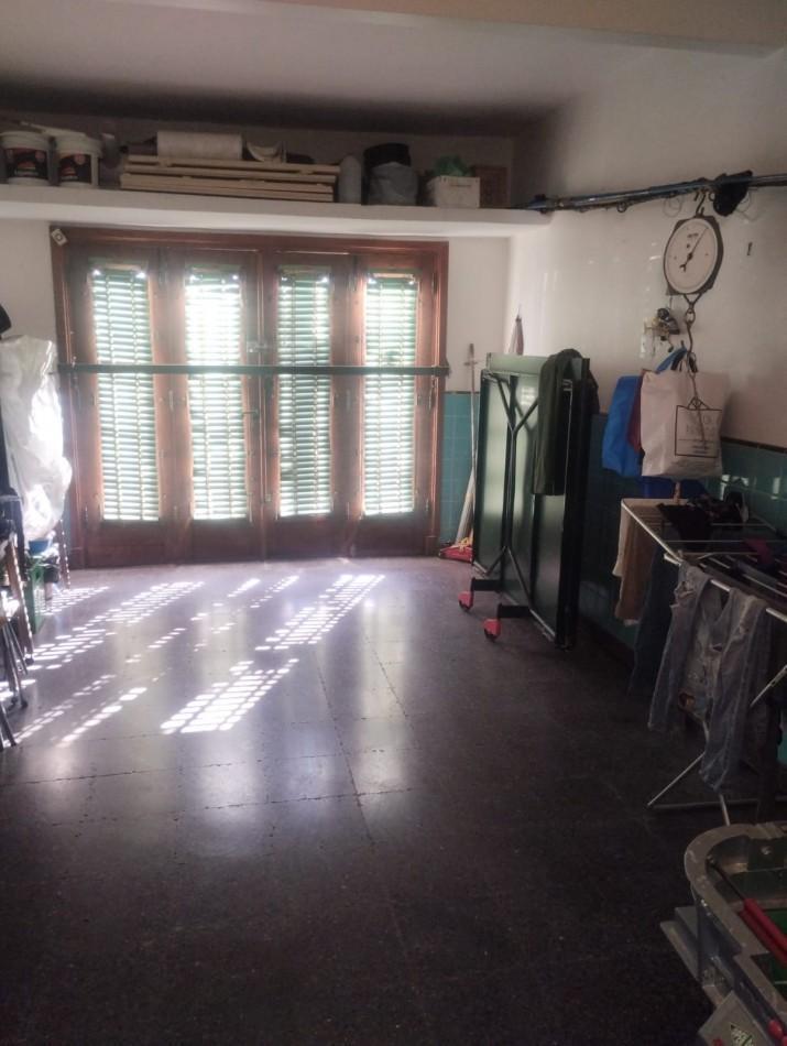 IMPECABLE CASA EN ESQUINA. 3 AMBIENTES CON GARAJE Y PARQUE. APTA CREDITO. NUEVA POMPEYA