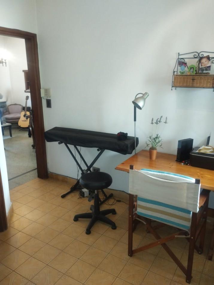 Foto de IMPECABLE CASA EN ESQUINA. 3 AMBIENTES CON GARAJE Y PARQUE. APTA, imagen 2