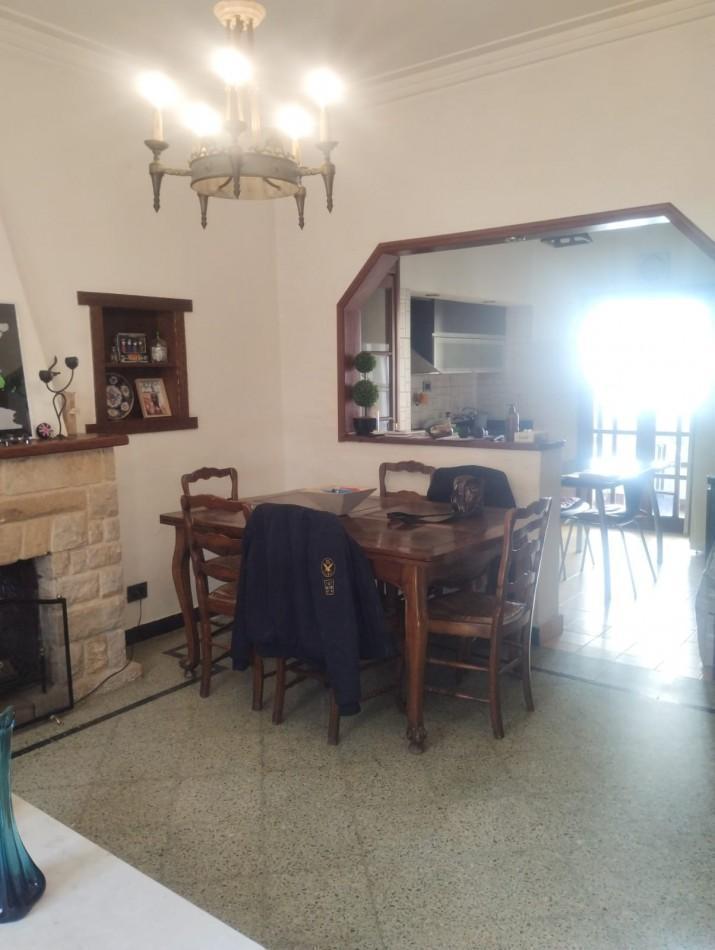Foto de IMPECABLE CASA EN ESQUINA. 3 AMBIENTES CON GARAJE Y PARQUE. APTA, imagen 3
