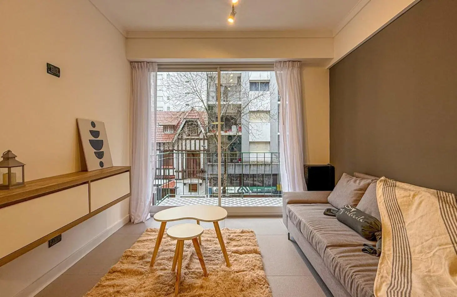 DEPARTAMENTO DE 2 AMBIENTES CON DEPENDENCIA. A LA CALLE CON BALCON. 8