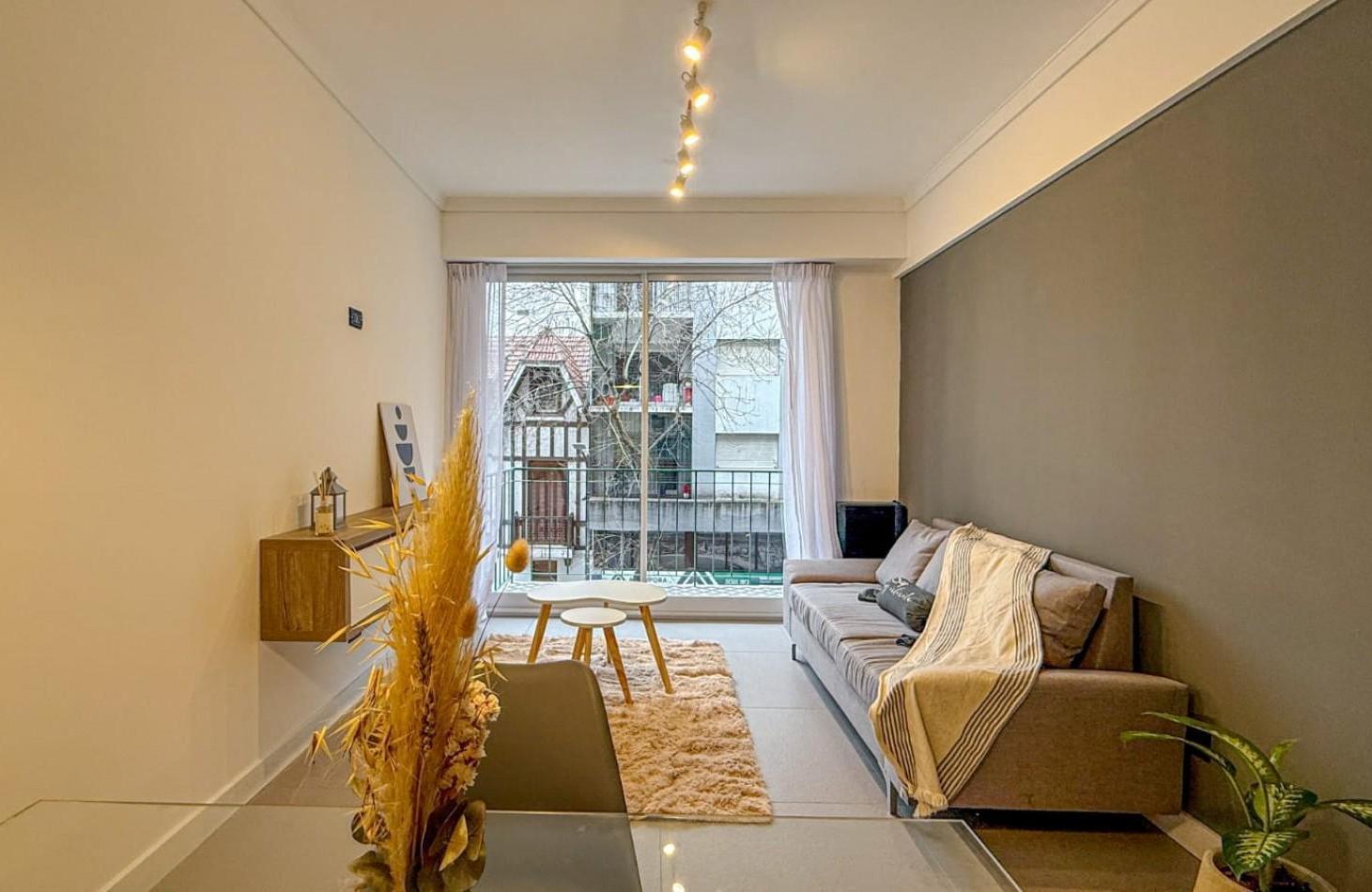 DEPARTAMENTO DE 2 AMBIENTES CON DEPENDENCIA. A LA CALLE CON BALCON.