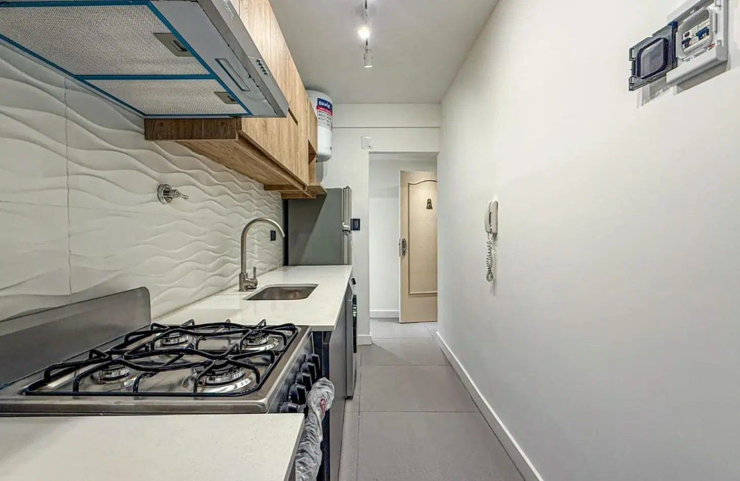 DEPARTAMENTO DE 2 AMBIENTES CON DEPENDENCIA. A LA CALLE CON BALCON. 4