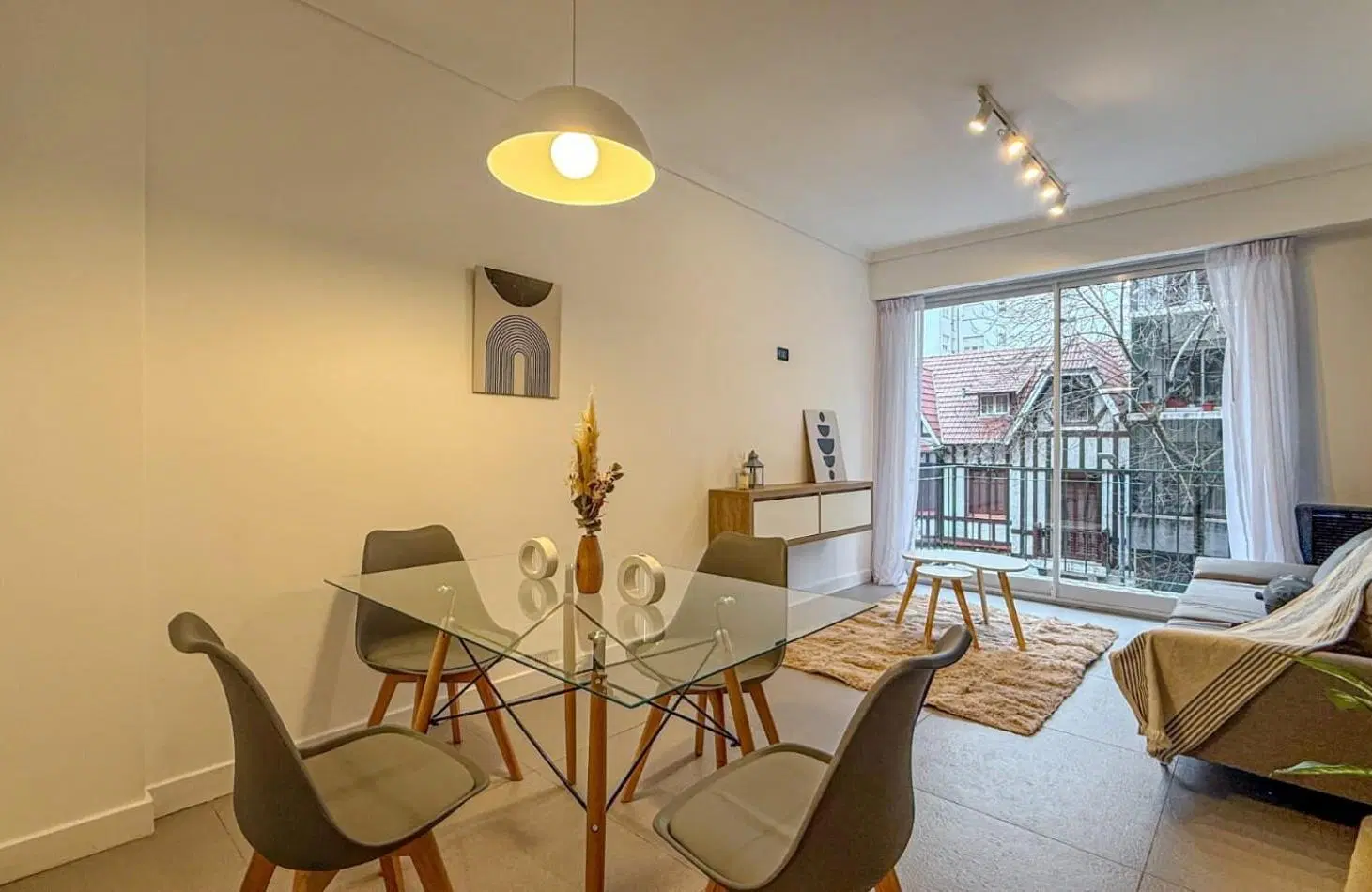 DEPARTAMENTO DE 2 AMBIENTES CON DEPENDENCIA. A LA CALLE CON BALCON. 1