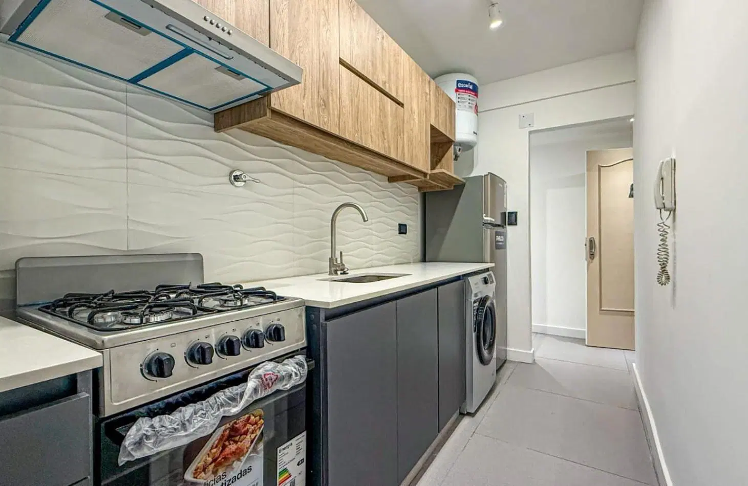 DEPARTAMENTO DE 2 AMBIENTES CON DEPENDENCIA. A LA CALLE CON BALCON. 2