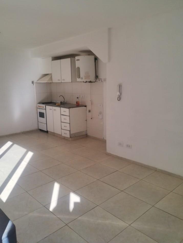 Foto de ALQUILER PH DE 2 AMBIENTES CON PATIO Y ESPACIO DE COCHERA. MAGALLANES Y, imagen 1