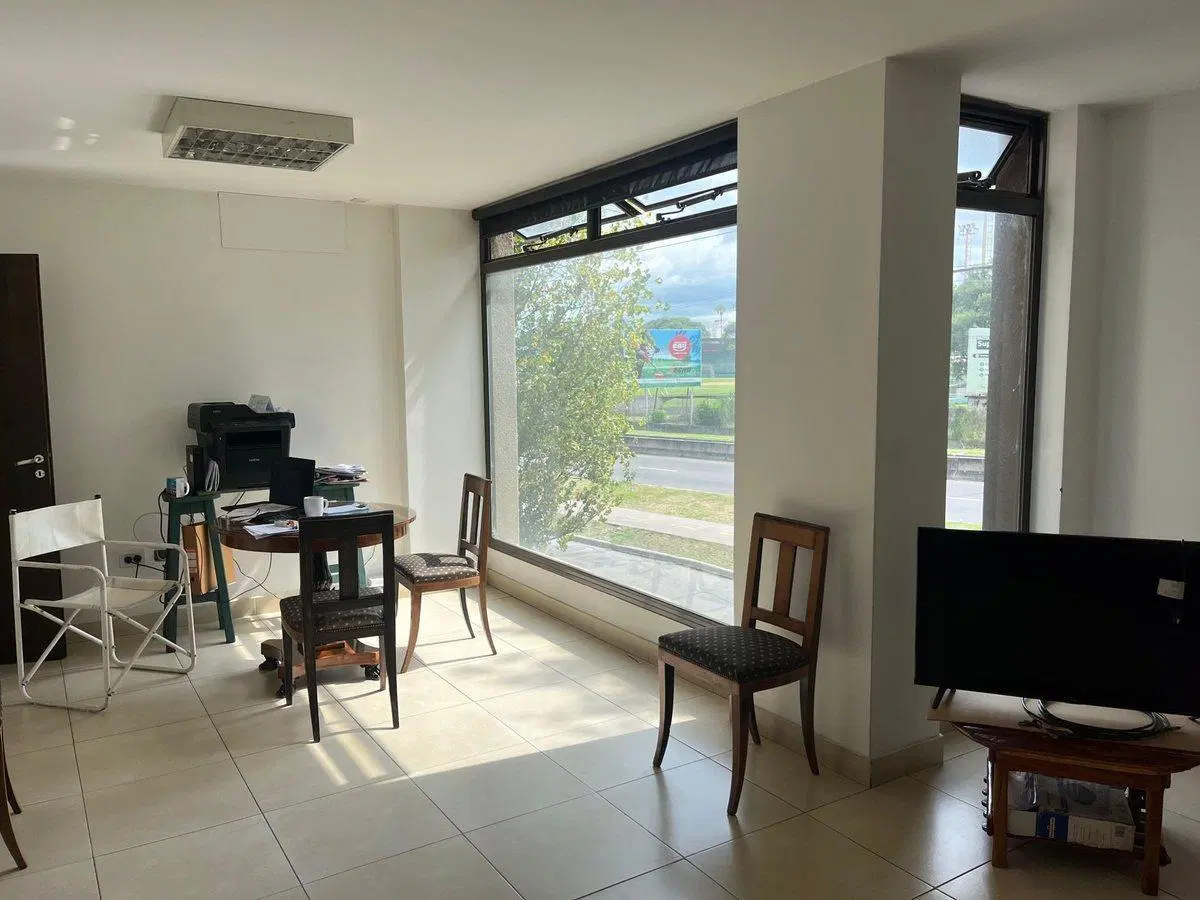 VENTA OFICINA DE 55 M2 FRENTE AL POPEYE ZONA NORTE 5