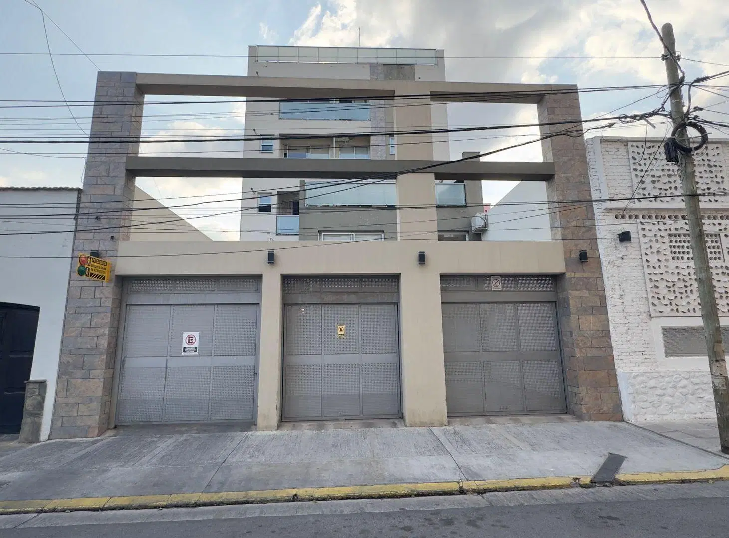 VENTA DE MONOAMBIENTE CON COCHERA ZONA CENTRO 2