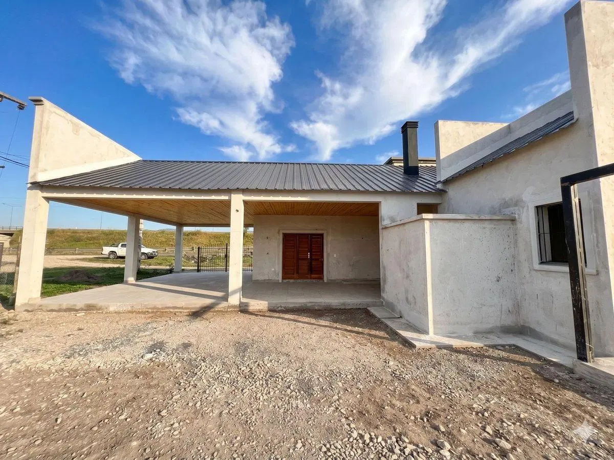 CASA EN VENTA LAS MORAS CIRCUNV. OESTE 3 DORM 4