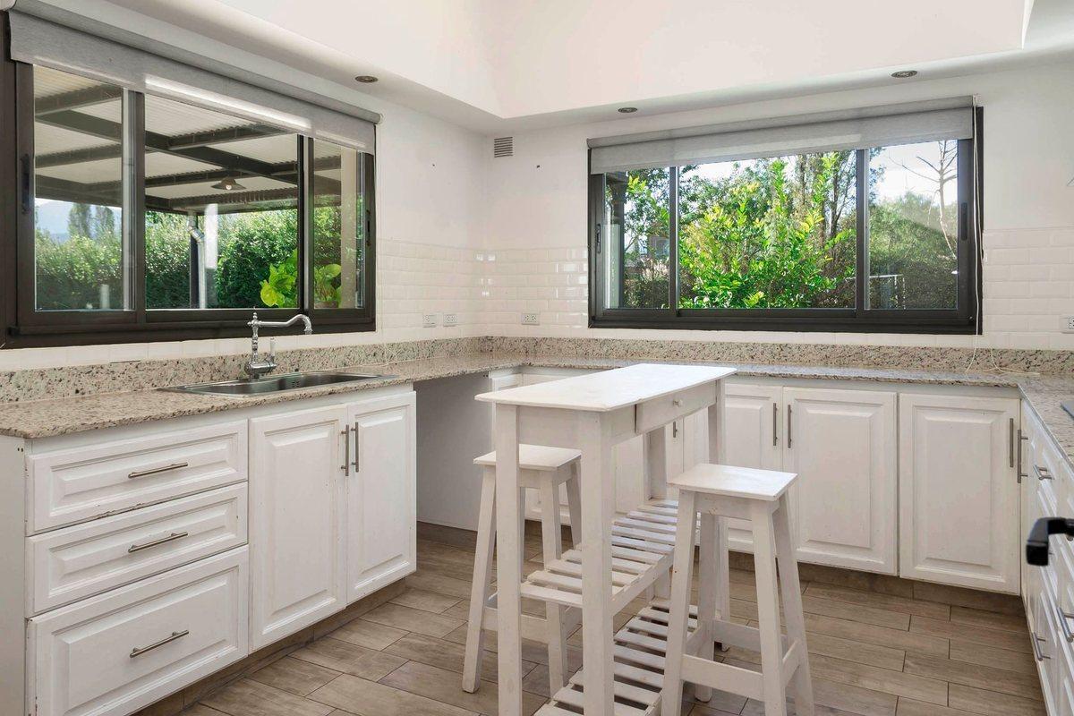 Foto de CASA VENTA CLUB DE CAMPO EL TIPAL 5 DORM PILETA, imagen 3