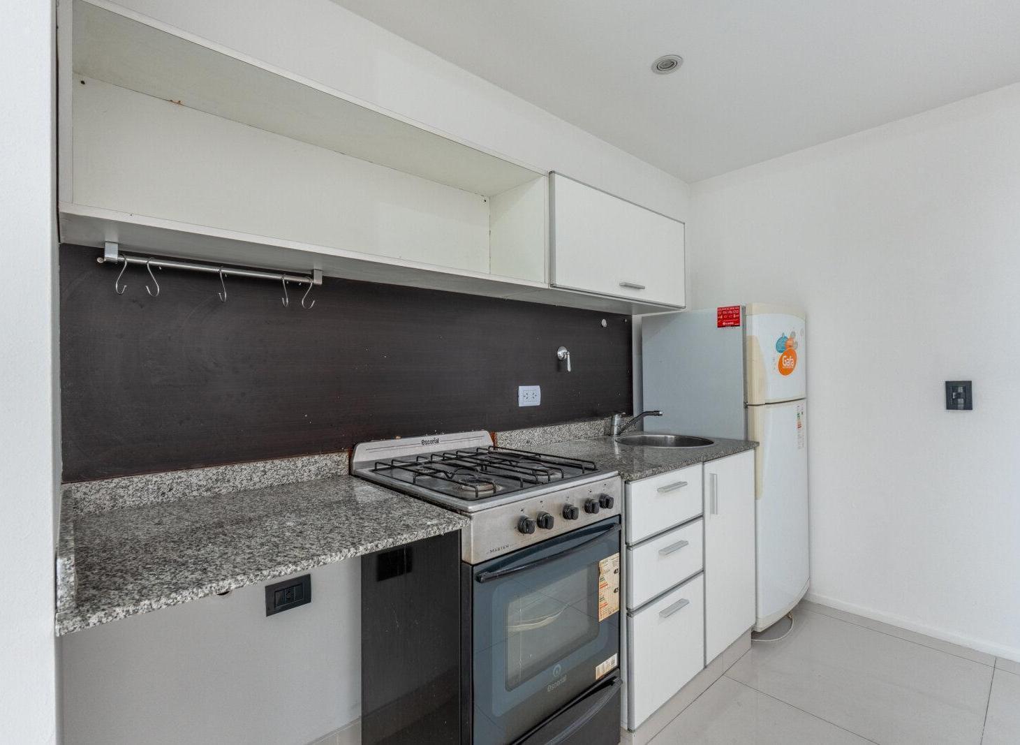 Foto de Departamento monoambiente dividido luminoso con sum y parrilla en, imagen 3