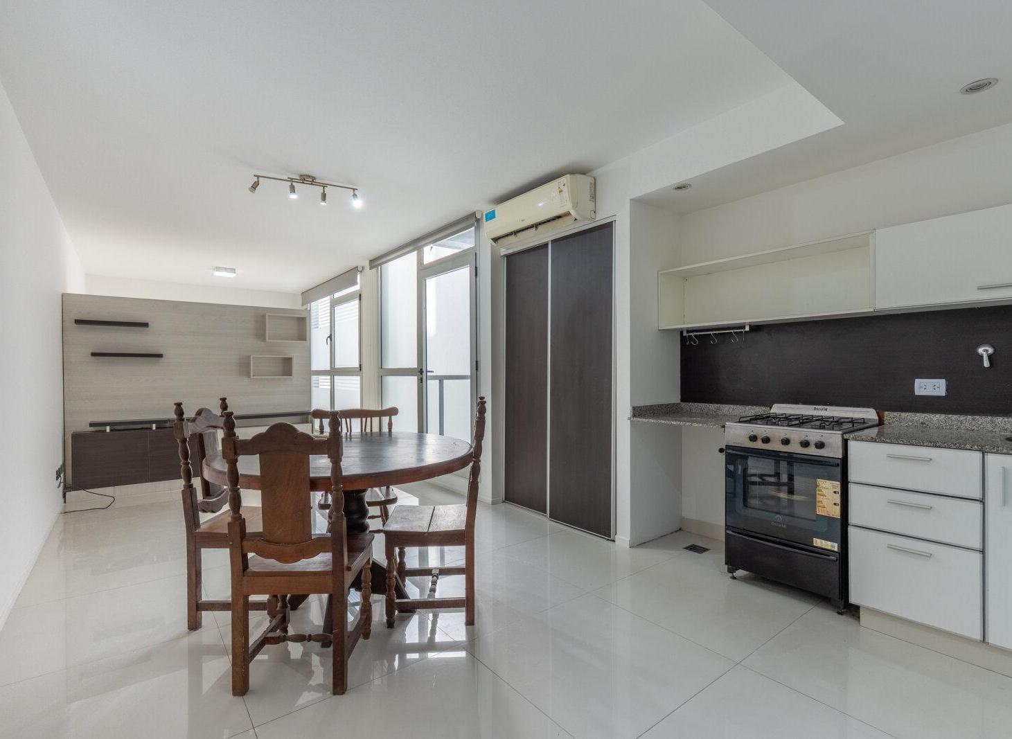 Foto de Departamento monoambiente dividido luminoso con sum y parrilla en, imagen 5