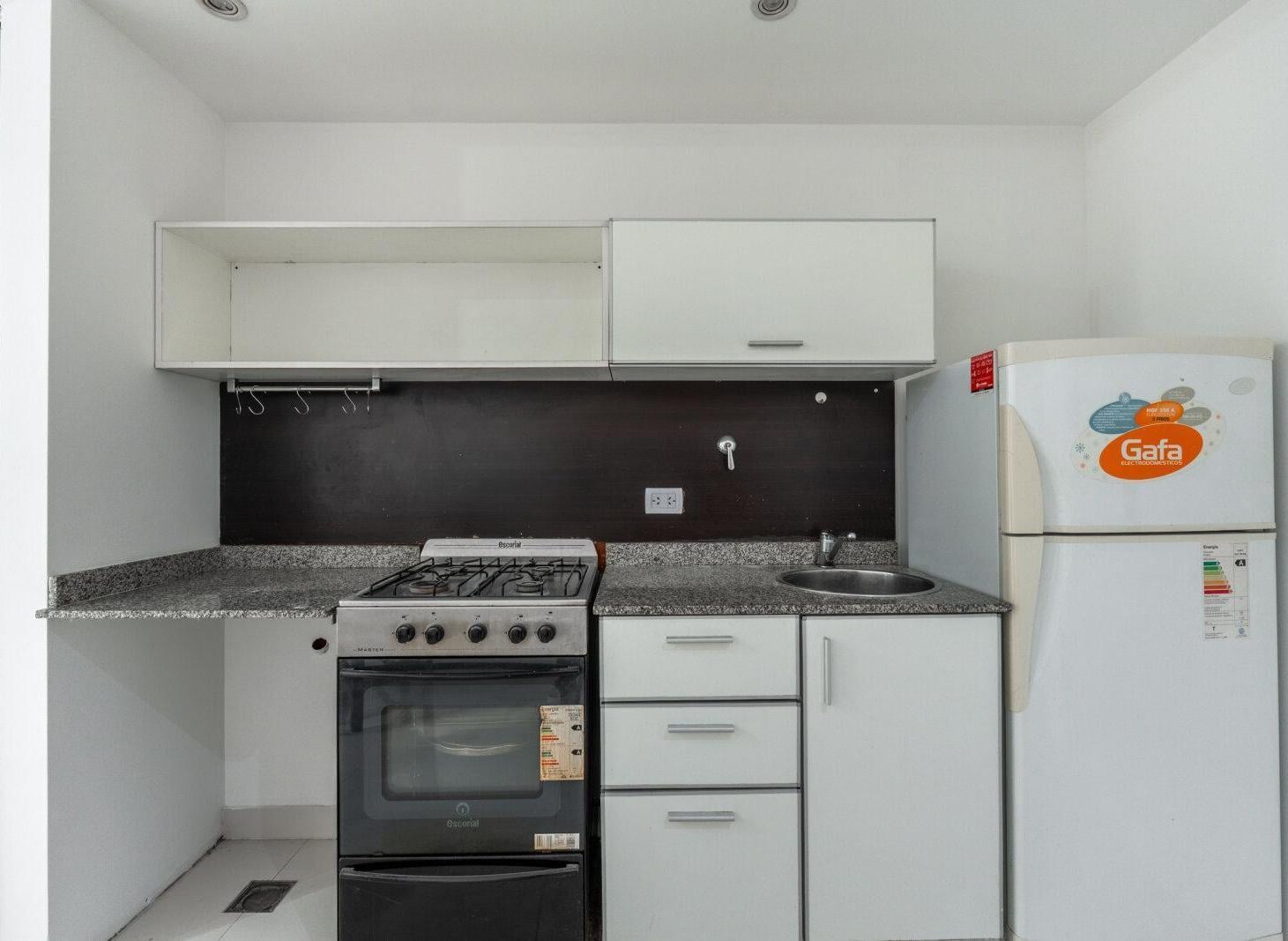Foto de Departamento monoambiente dividido luminoso con sum y parrilla en, imagen 2