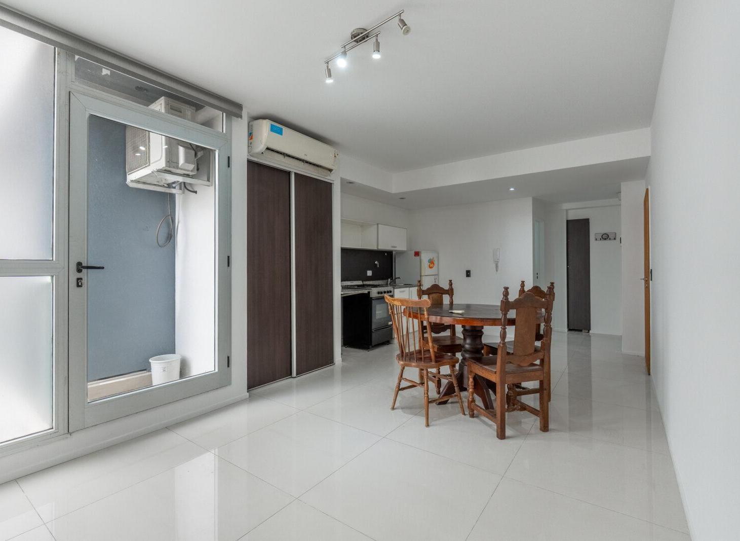 Foto de Departamento monoambiente dividido luminoso con sum y parrilla en, imagen 1