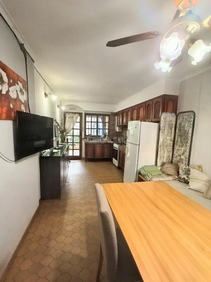 Casa interna con cochera y patio verde 4