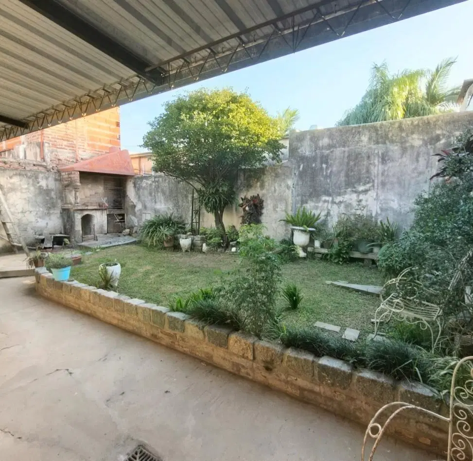 Casa interna con cochera y patio verde 2