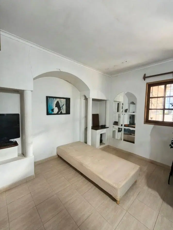 Casa interna con cochera y patio verde 3