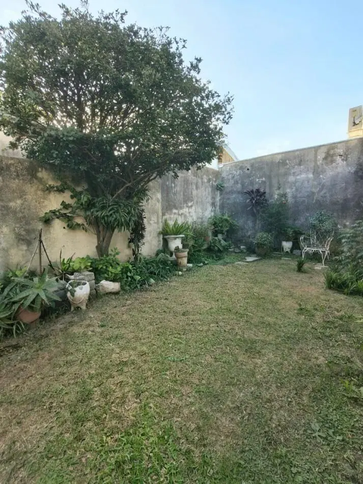 Casa interna con cochera y patio verde 8