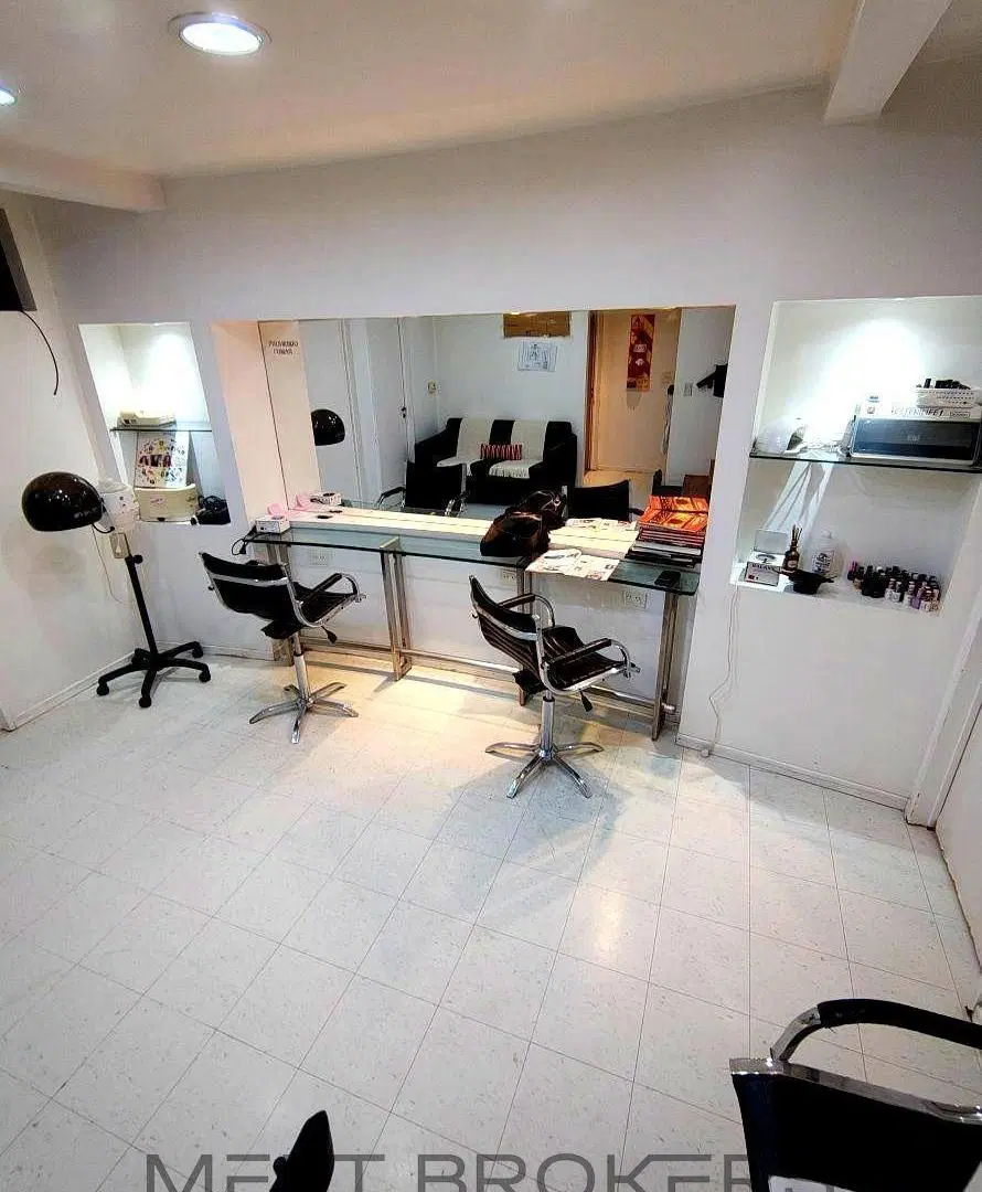 Venta local Larrea 1273 — 139 m² con vidriera + renta (peluquería) 2