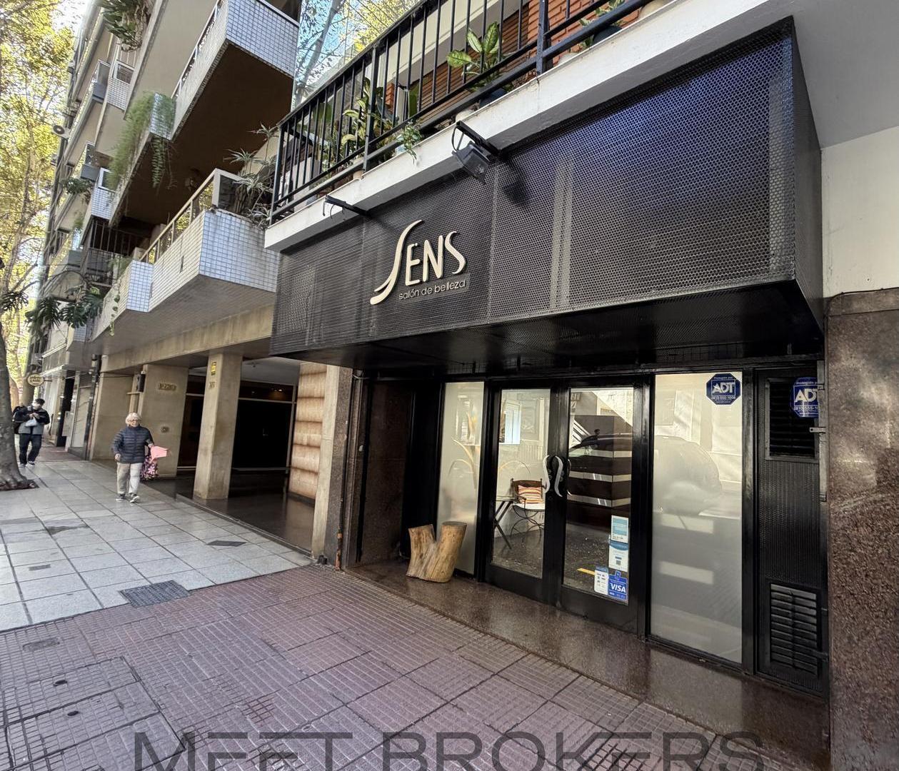 Venta local Larrea 1273 — 139 m² con vidriera + renta (peluquería)