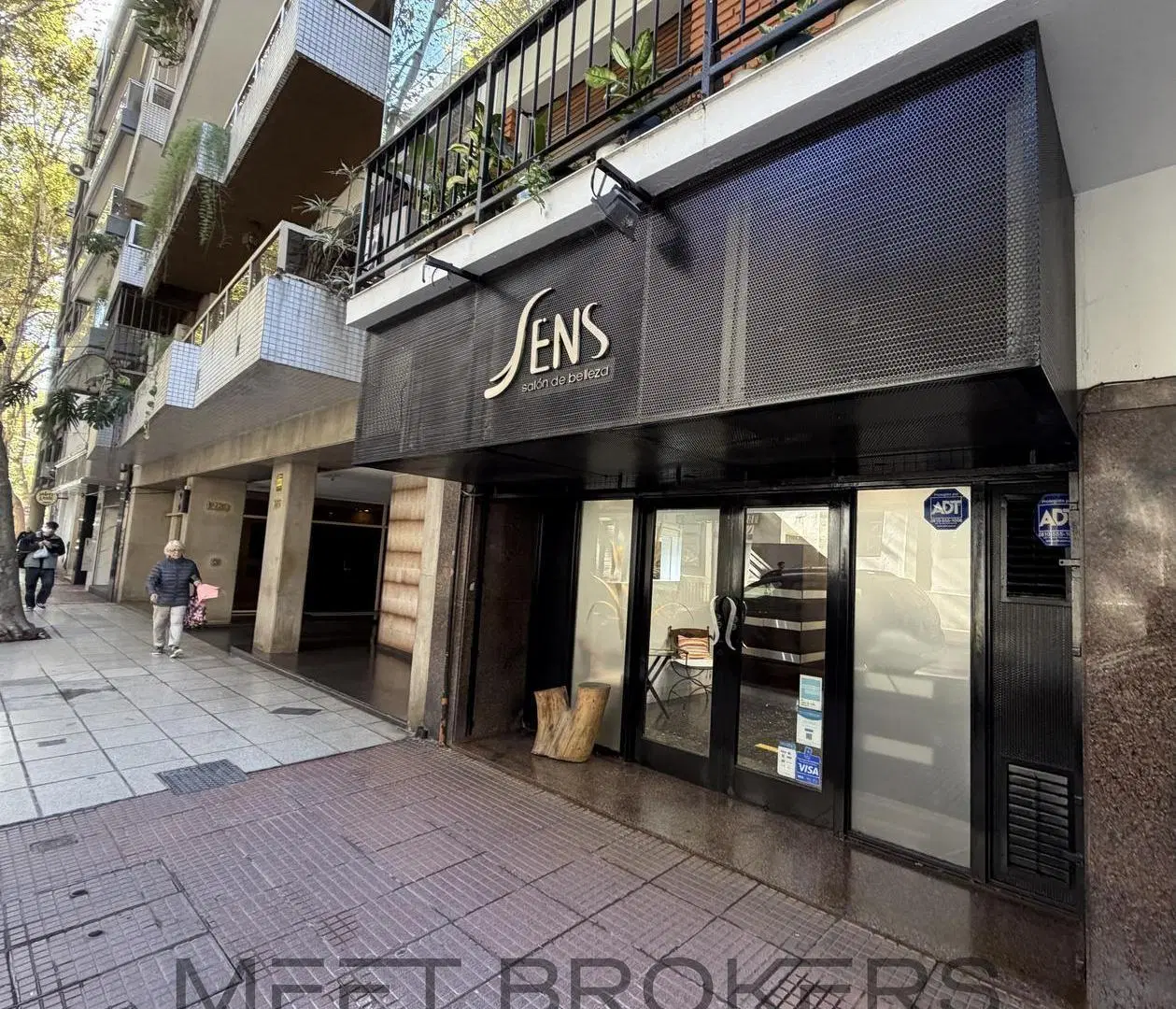 Venta local Larrea 1273 — 139 m² con vidriera + renta (peluquería) 1