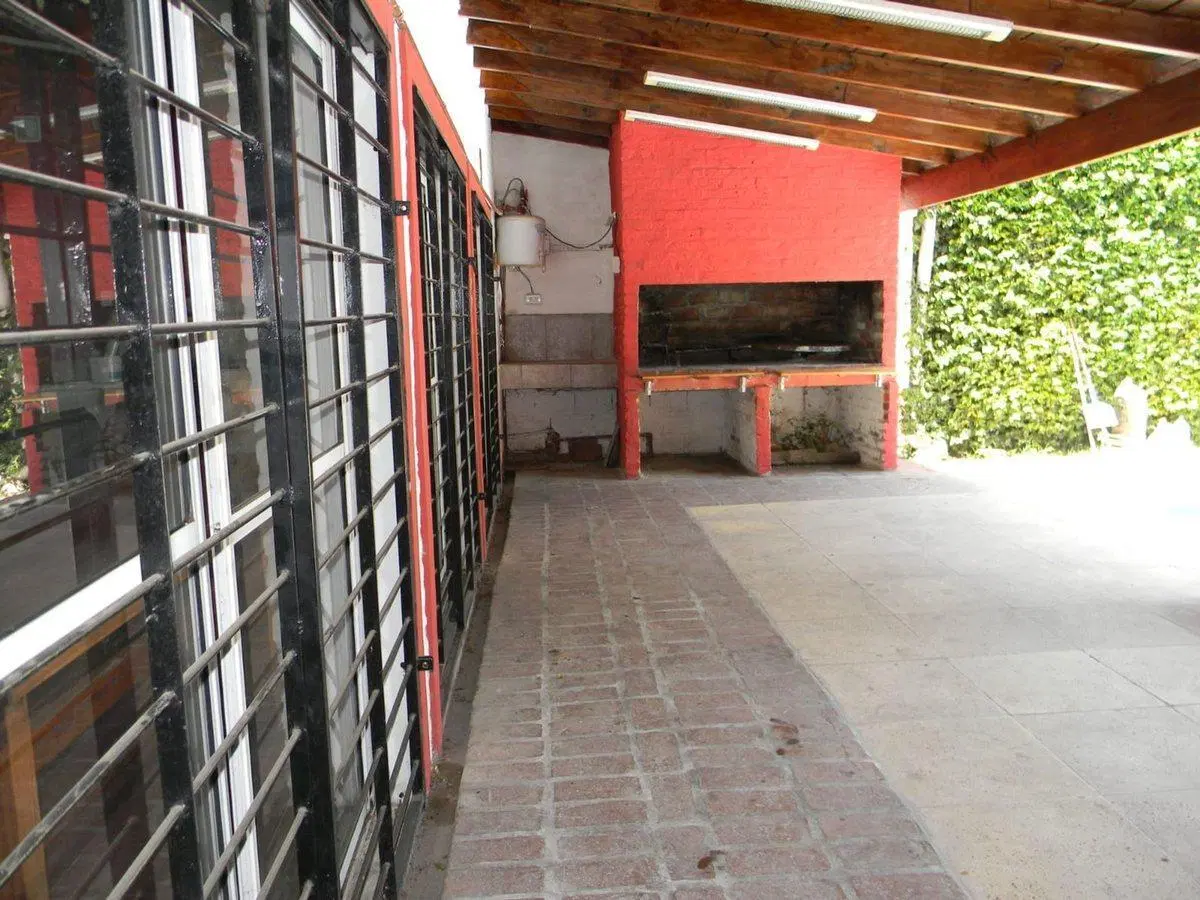 Casa con pileta y quincho en Los Polvorines 2