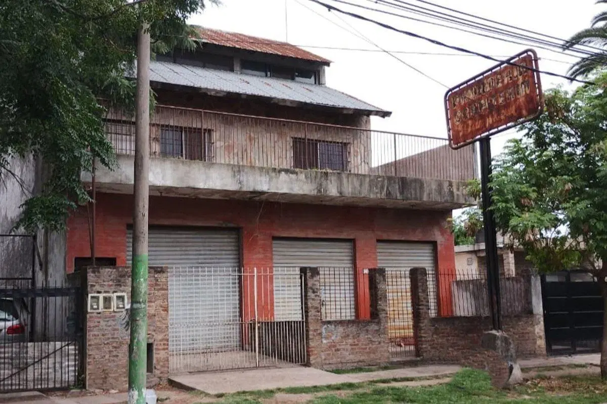 CASA EN DOS PLANTAS CON COCHERA Y LOCAL COMERCIAL 3