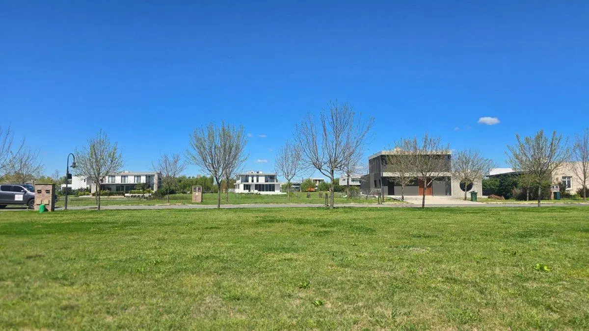 HERMOSO LOTE A LA VENTA EN BARRIO EL NAUDIR 3