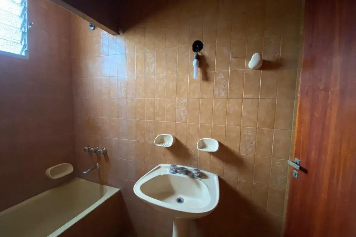 CASA EN DOS PLANTAS CON COCHERA Y LOCAL COMERCIAL 2