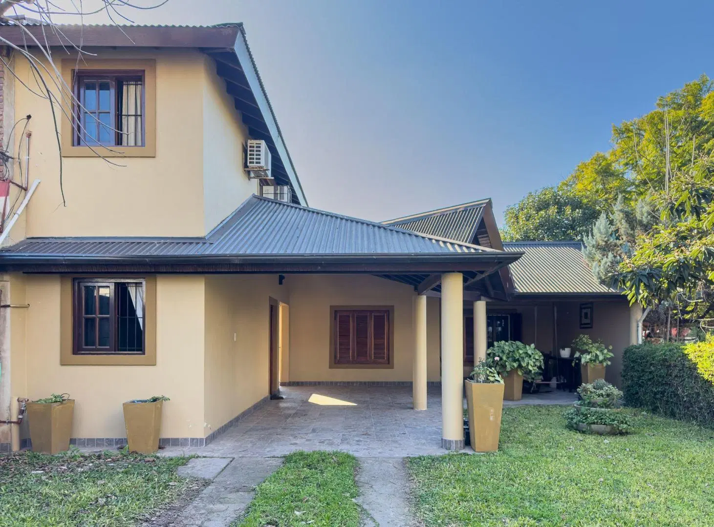 Casa Con Anexo Profesional En Lote Propio De 356m² 2