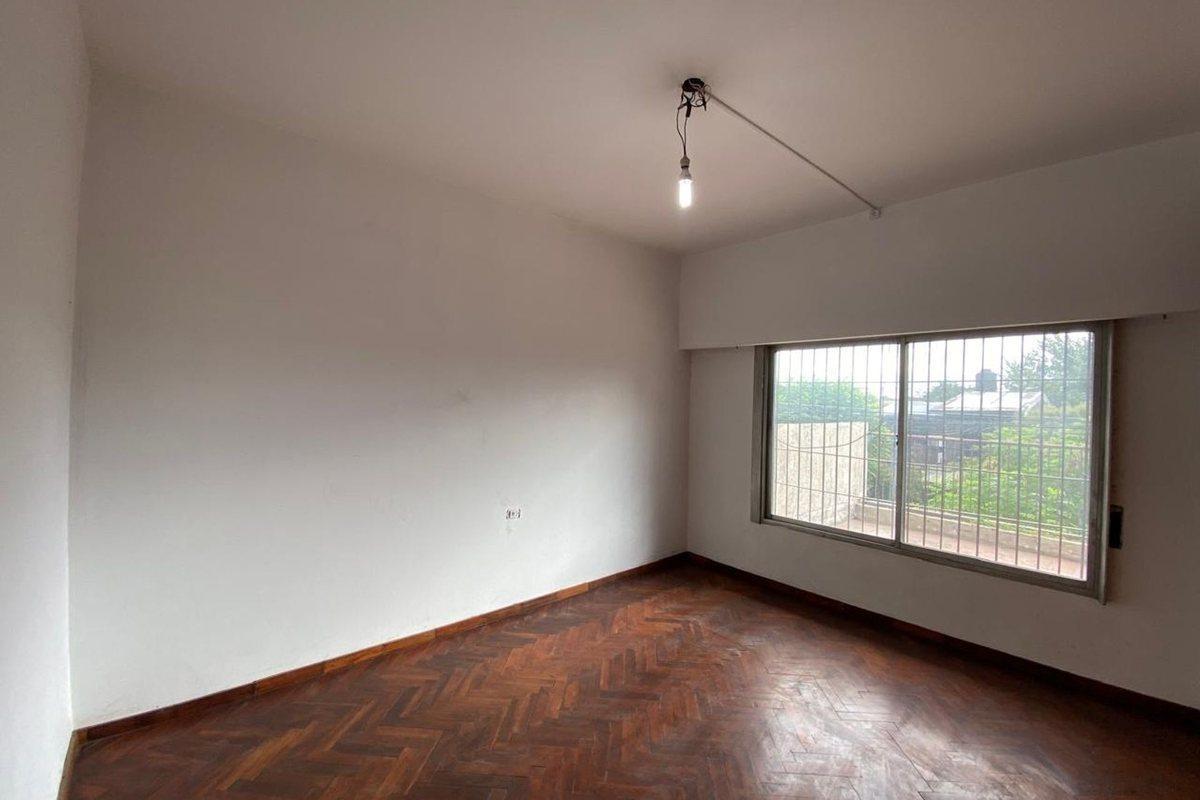 Foto de CASA EN DOS PLANTAS CON COCHERA Y LOCAL COMERCIAL, imagen 2