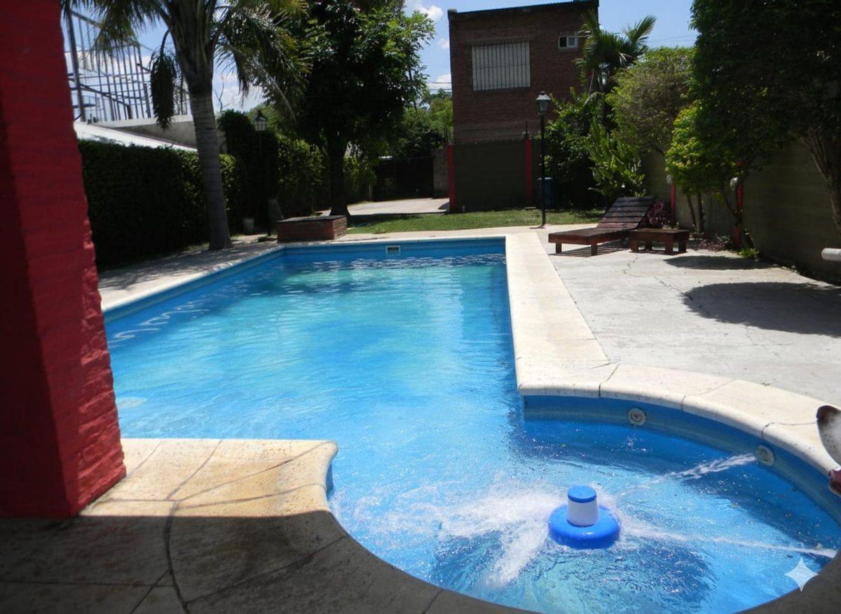Foto de Casa con pileta y quincho en Los Polvorines, imagen 1