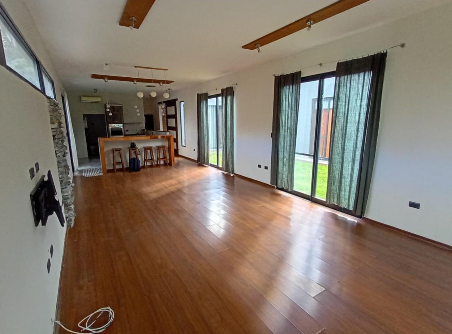 Foto de CASA 5 AMB con PILETA amplio Jardín, imagen 4