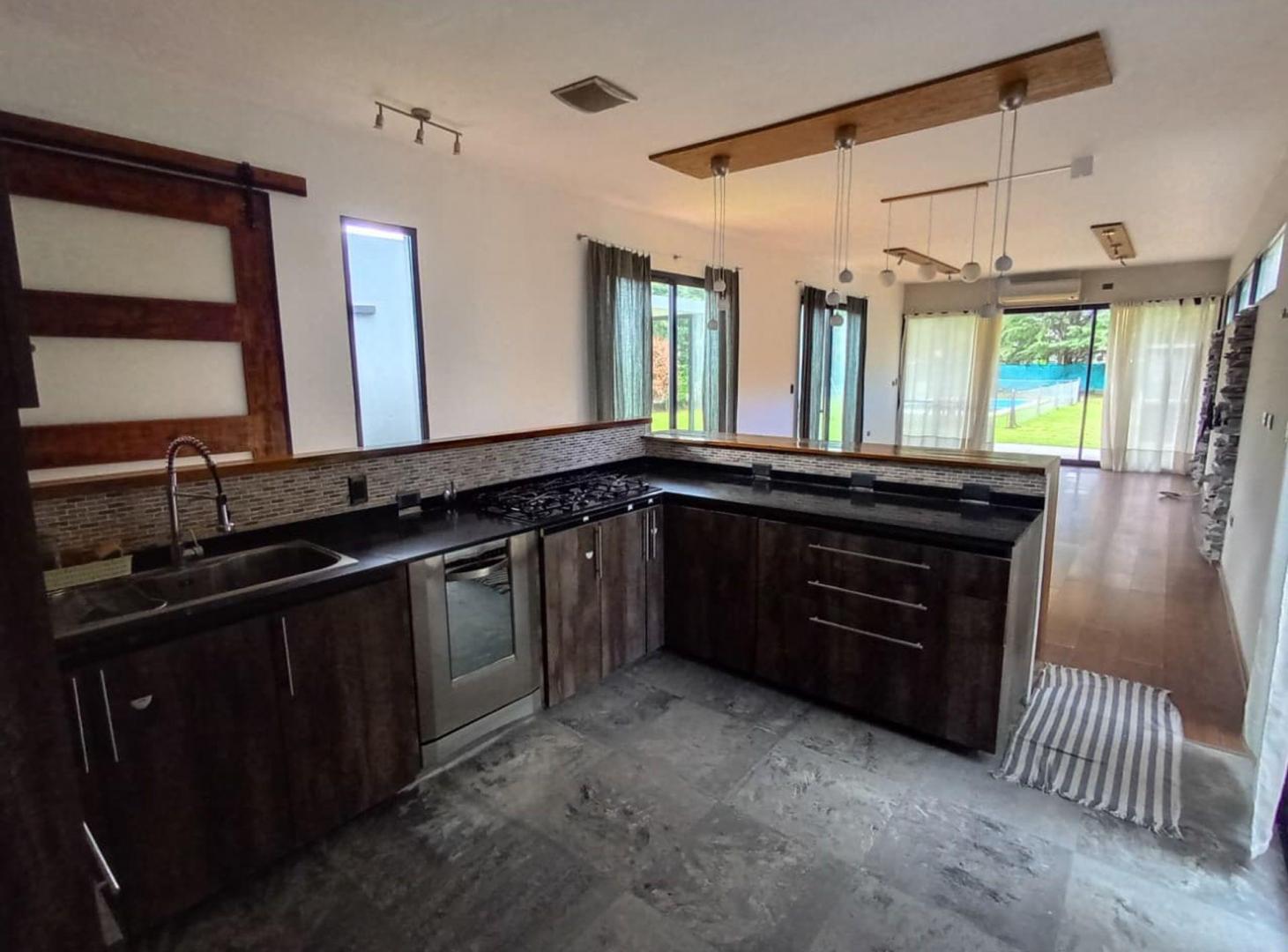 Foto de CASA 5 AMB con PILETA amplio Jardín, imagen 3