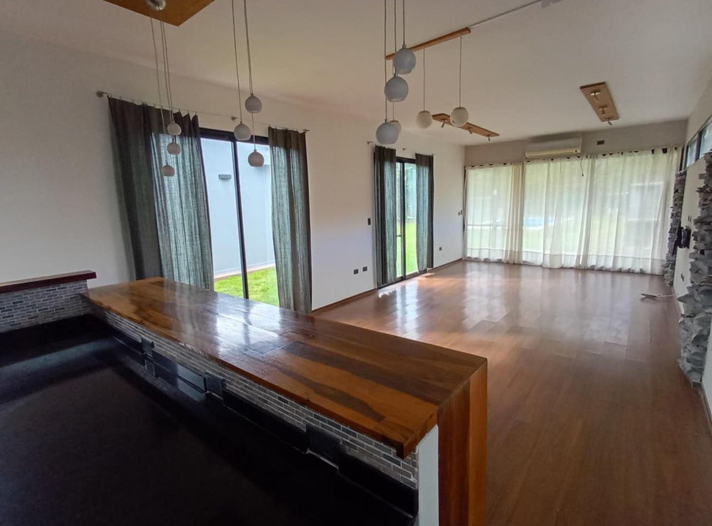 Foto de CASA 5 AMB con PILETA amplio Jardín, imagen 1