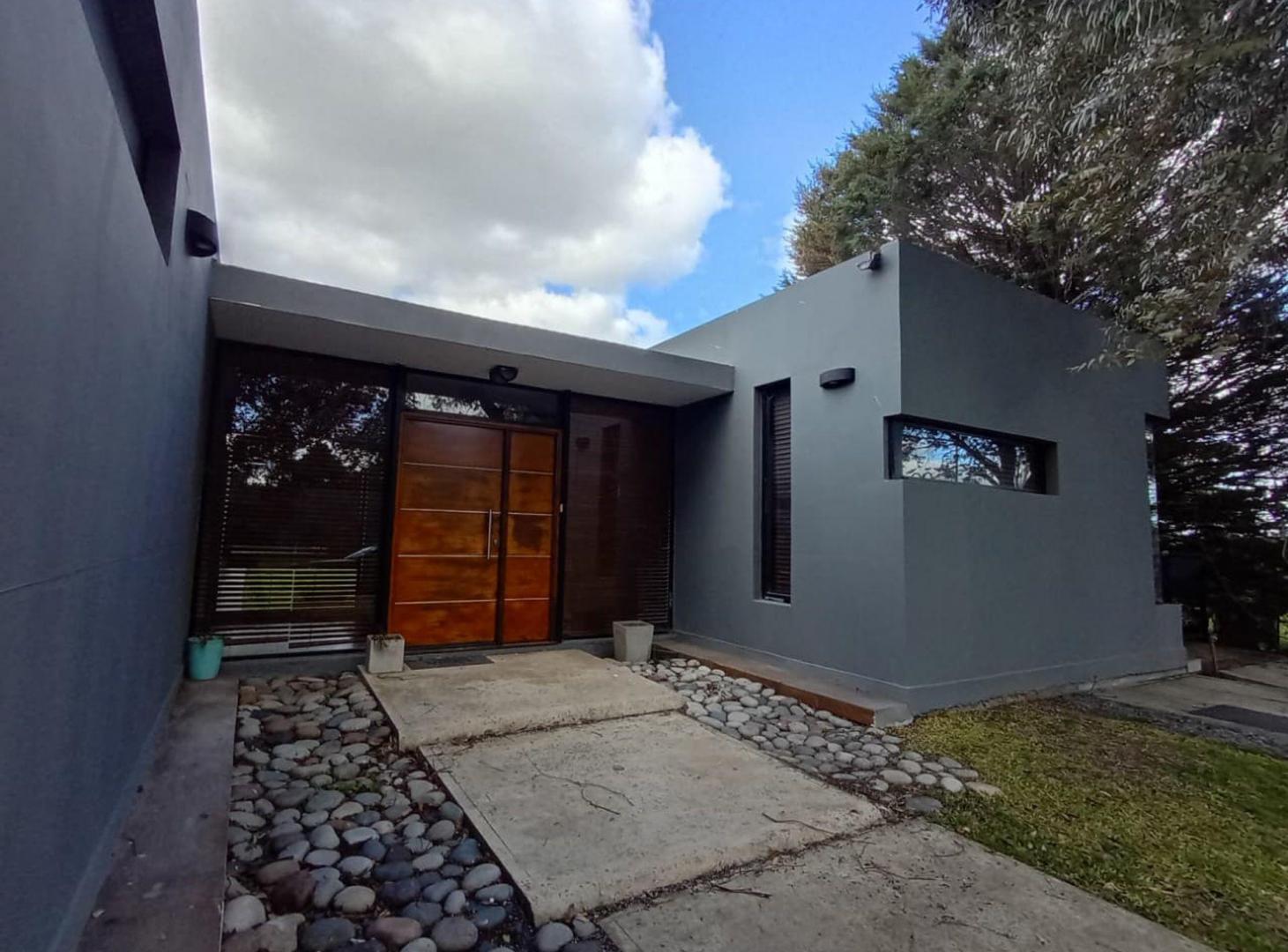 Foto de CASA 5 AMB con PILETA amplio Jardín, imagen 2