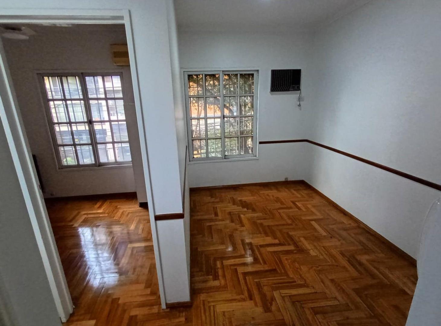 Foto de CONSULTORIO en el centro de Moron. Frente 1er Piso, imagen 1
