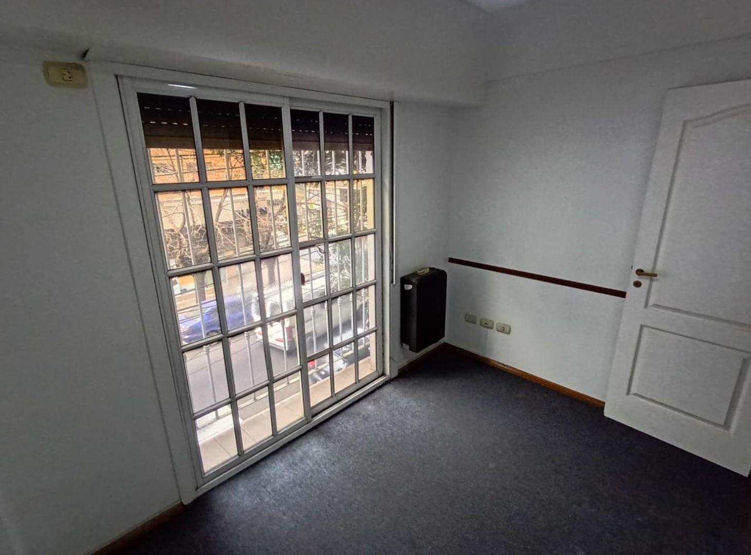 Foto de CONSULTORIO en el centro de Moron. Frente 1er Piso, imagen 5