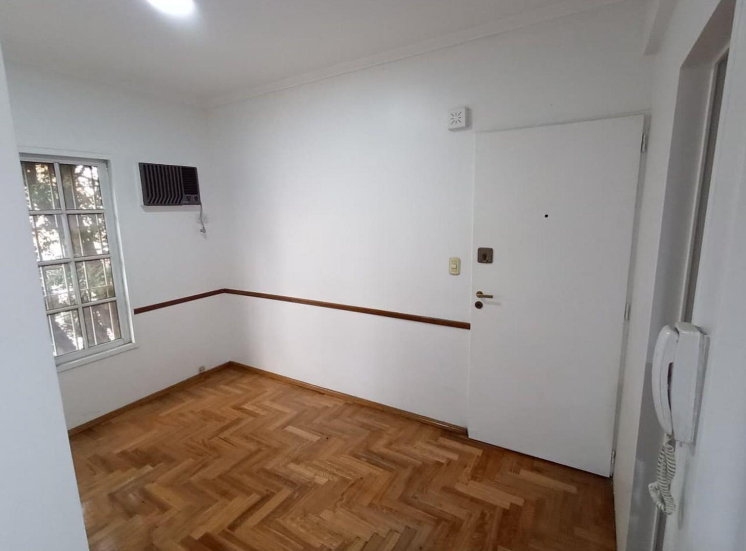 Foto de CONSULTORIO en el centro de Moron. Frente 1er Piso, imagen 2