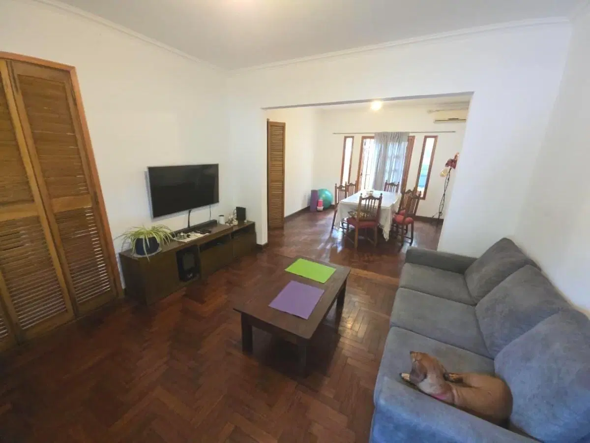 Rosario. Venta casa al frente. Tres dormitorios. Dos baños. Cochera. Apta crédito. 4