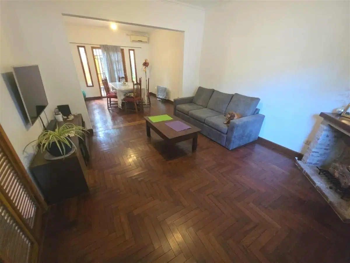 Rosario. Venta casa al frente. Tres dormitorios. Dos baños. Cochera. Apta crédito. 3