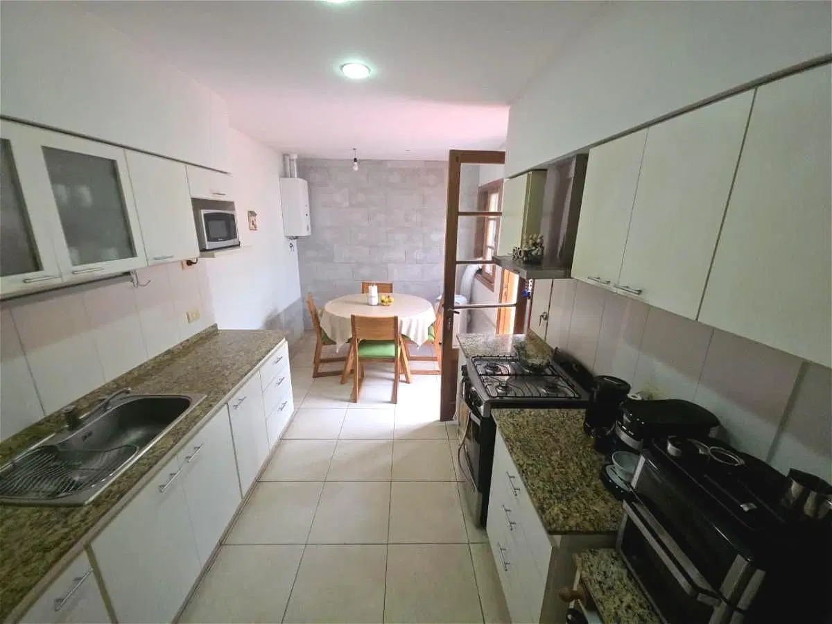 Rosario. Venta casa al frente. Tres dormitorios. Dos baños. Cochera. Apta crédito. 2