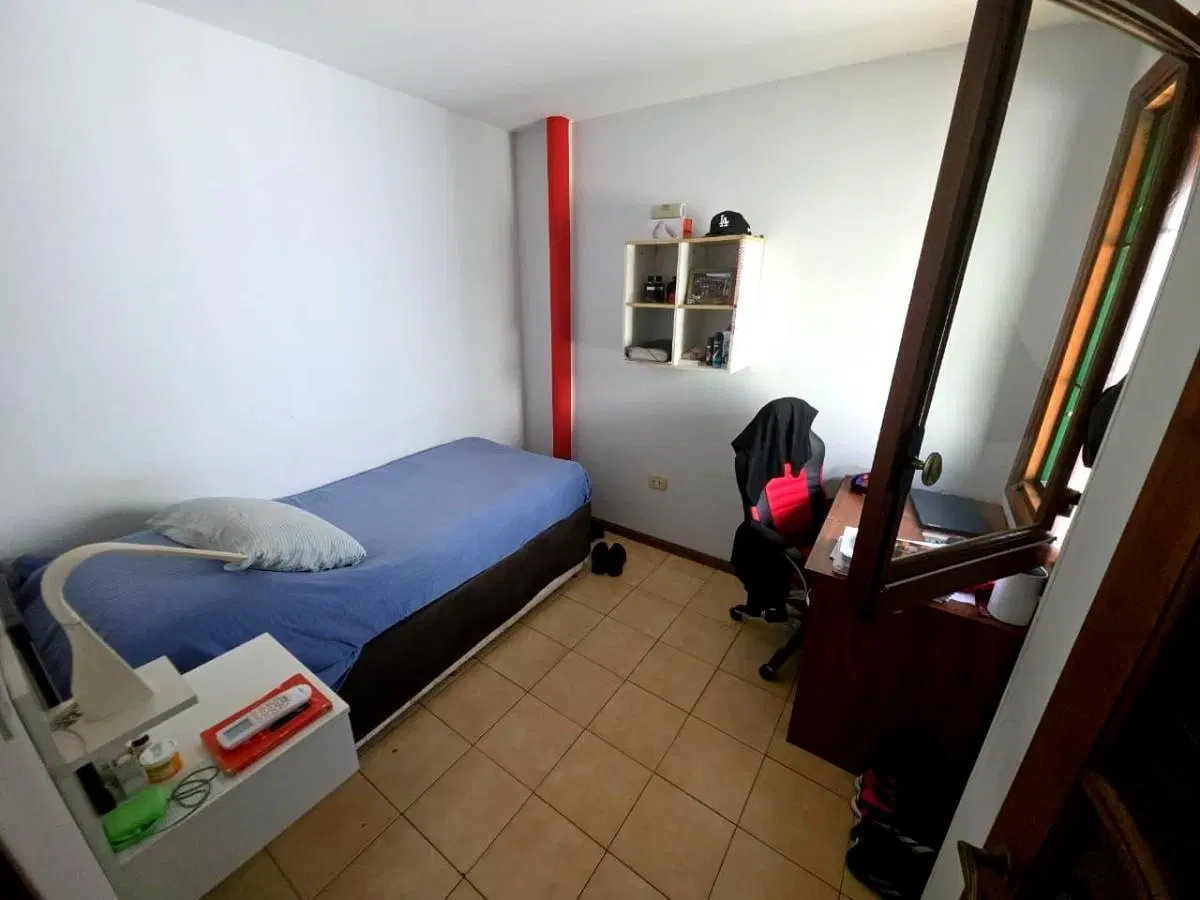 Rosario. Venta casa al frente. Tres dormitorios. Dos baños. Cochera. Apta crédito. 8