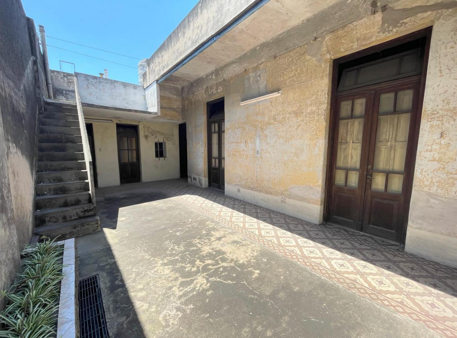 Venta Casa 4 ambientes a refaccionar en Liniers