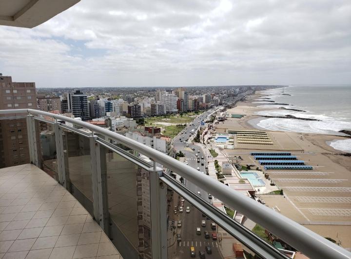 Alquiler dto 4 ambientes con dependencia y cochera - Vista al Mar - La Perla - Mar del Plata 2