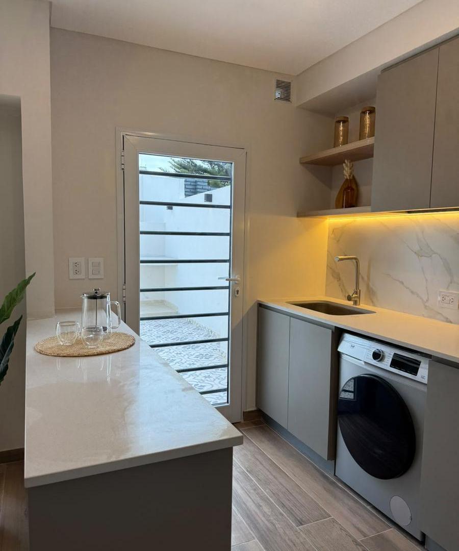 Foto de Venta de Dúplex - 4 ambientes - 2 plantas - Patio -Libres del Sud 700, imagen 2