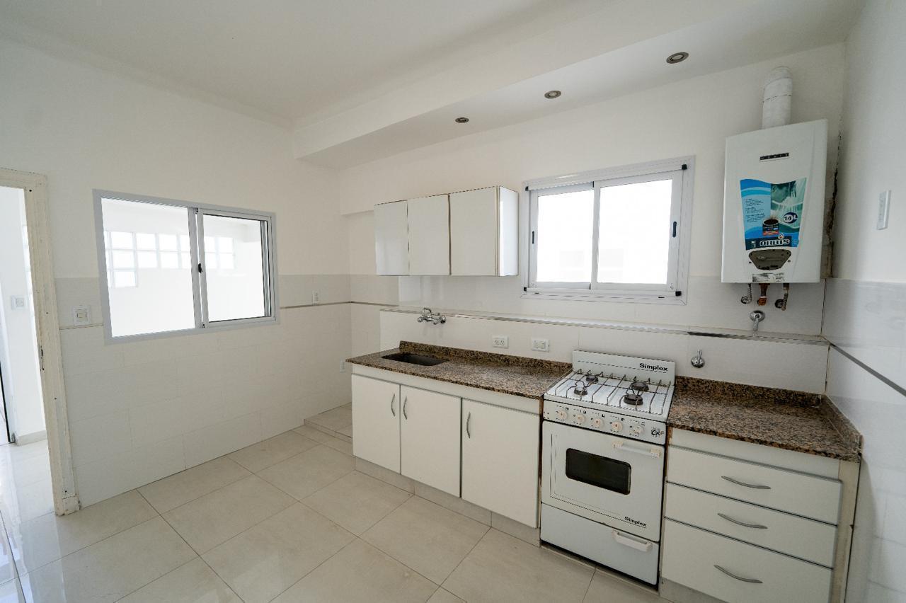 Foto de Venta de chalet 4 ambientes + 2 deptos - Corrientes 4000 - Chauvin, imagen 2
